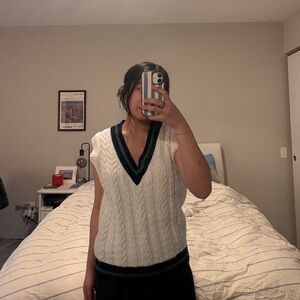 Aritzia  v neck vest